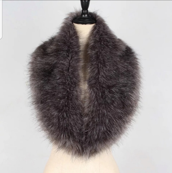 Accessories - 🎉🎊HP 8/21🎉🎈Faux Fur Shawl/Collar